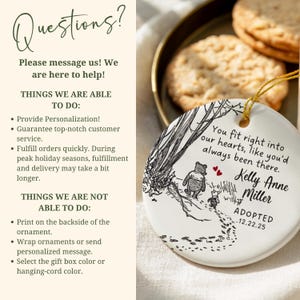 K&ouml;nnte beinhalten: Runder wei&szlig;er Keramikschmuck mit einer Winnie-the-Pooh-Illustration und dem Text "You fit right into our hearts, like you'd always been there." Inklusive goldener Aufh&auml;ngeschnur. Personalisiert mit Name und Datum.