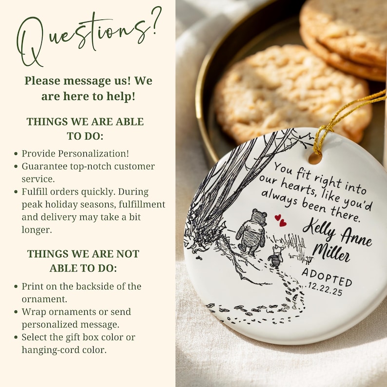 K&ouml;nnte beinhalten: Runder wei&szlig;er Keramikschmuck mit einer Winnie-the-Pooh-Illustration und dem Text "You fit right into our hearts, like you'd always been there." Inklusive goldener Aufh&auml;ngeschnur. Personalisiert mit Name und Datum.