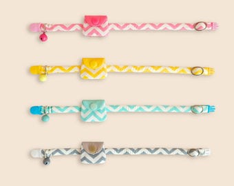 Collar para gato con diseño de flores en zigzag, con bolsillo para etiqueta de aire, 100 % algodón, incluye cascabel.