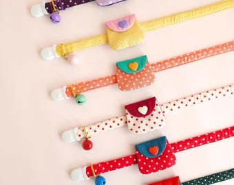 Collar para gato con diseño de lunares y cierre de seguridad, con bolsa para AirTag, 100% algodón, incluye cascabel.