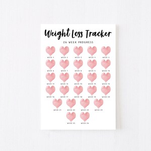 Puede incluir: Un rastreador de pérdida de peso imprimible con 26 corazones rosas, cada uno representando una semana. Los corazones son de estilo acuarela con un patrón geométrico. El texto "Weight Loss Tracker" y "26 Week Progress" está impreso en negro.