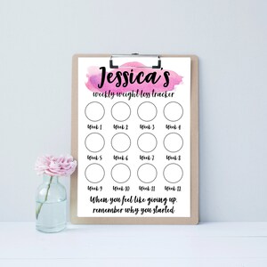 Könnte beinhalten: Ein druckbarer Gewichtsverlust-Tracker mit einem rosa Aquarellhintergrund. Der Tracker hat 12 Kreise für jede Woche des Jahres. Der Text "Jessica's weekly weight loss tracker" befindet sich oben auf der Seite. Der Text "When you feel like giving up, remember why you started" befindet sich unten auf der Seite.