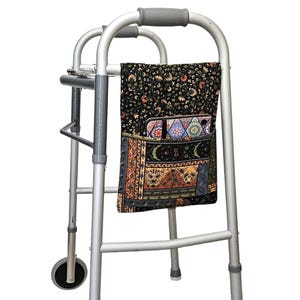 以下が含まれることがあります： グレーのハンドルが付いたシルバーの歩行器と、黒い花柄の収納バッグ。 バッグには、携帯電話や小物を入れるためのカラフルなデザインのポケットが付いています。 歩行器は前脚に車輪が付いています。