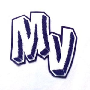 Puede incluir: Letras blancas bordadas "MV" en una fuente en negrita estilizada sobre un fondo azul oscuro. Las letras están delineadas en blanco y tienen un efecto 3D.