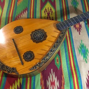 Kobza-Akustikgitarre, 13-saitige Kobza, Ukrainische Vihuela, Handgefertigte Gitarre, Volksmusikinstrument, Naturholzlaute, Geschenk für Musiker