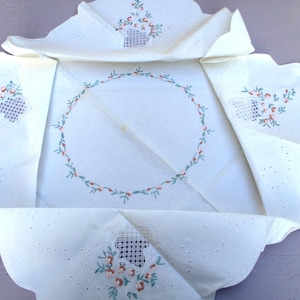 1076. Vintage machine embroided tablecloth/embroidered table center/cutwork/centerpiece/floral embroidery/floral tablecloth