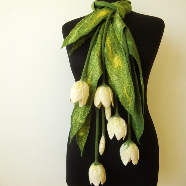 Écharpe en laine feutrée verte avec tulipes blanches Collier en textile Écharpe en laine femme Bouquet de fleurs en feutre Cadeau pour femme Collier élégant