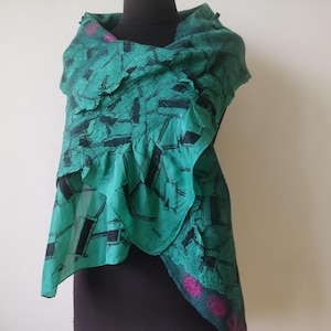 Emerald scarf, green wool silk scarf, natural fiber scarf, handmade luxury scarf, soft green scarf, minimalist accessori.