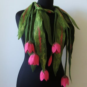 Green felted flower scarf lariat with pink tulips Textile necklace Wool scarf women Felt flower bouquet Gift for women Elegant necklace