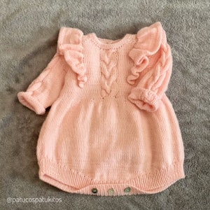 Patrón PDF para tejer body vestido con volantes para bebe desde  0 mes hasta 12 mes. PDF Español