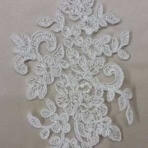 Toppa in pizzo bianco, applicazione in pizzo bianco sporco, motivo in pizzo francese Chantilly, toppa per applicazione velo da sposa, venduta singolarmente, M0004