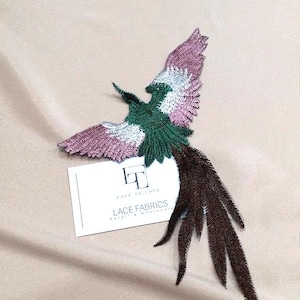 Geborduurde vogelappliqué: kleurrijke 3D-kantpatch