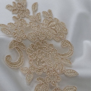 Beige Spitze Aufnäher, pro Stück verkauft, beige Spitze Accessoires, Französische Chantilly-Spitze Applikation Braut Hochzeit Spitze Applikation gestickte Spitze M0016