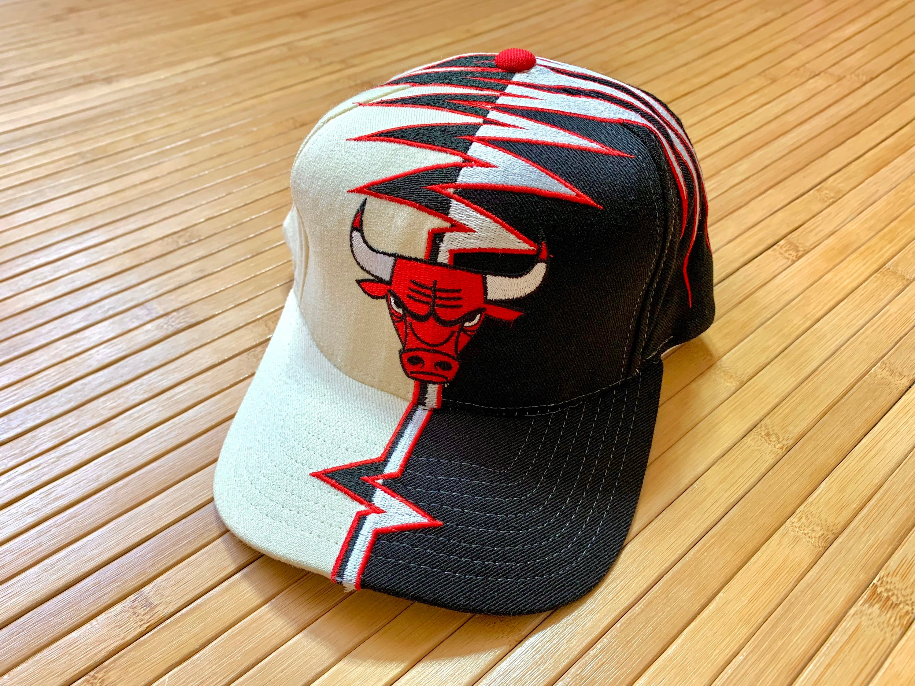 Vintage bulls hat SHOCKWAVE Vintage Chicago Bulls Starter Shockwave Slasher Velcro  main image 2