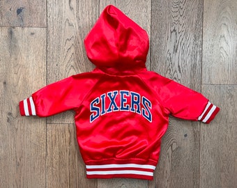 VTG 90s NBA Philadelphia 76ers Sixers ChalkLine Chaqueta satinada con capucha Sz 12 meses