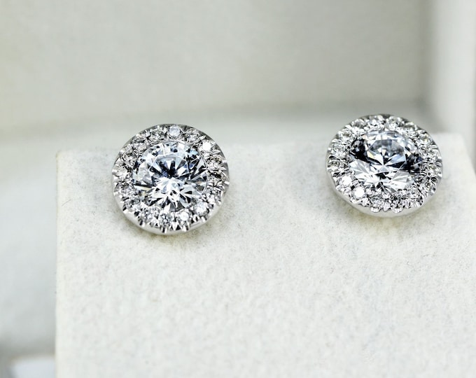 Amazing 14KT White Gold Round Cut Diamond Stud Earrings 1.80 CT D/VS2