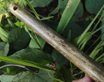 Grote pentatonische fluit. Cultuurfusie bamboefluit. Etnische fluit met een majeur pentatonische toonladder. Rustieke meditatieve fluit. Klankheling.