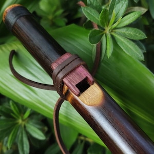 Flauta de bolsillo de bambú estilo nativo americano y oriental en do, flauta étnica y exótica con bloque PurpleHeart | Regalo para músico | Rui Gómez
