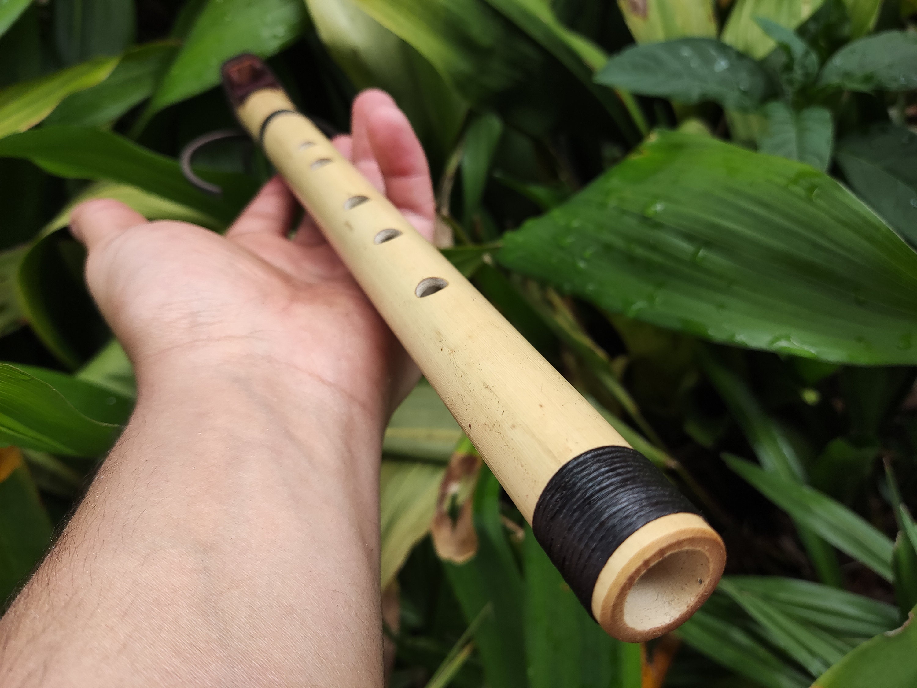 Bambusflöte im Stil der amerikanischen Ureinwohner in der Tonart A.  Ethnische Ureinwohnerflöte. Rustikale Bambusflöte. NA Flöte in der Tonart A  - .de