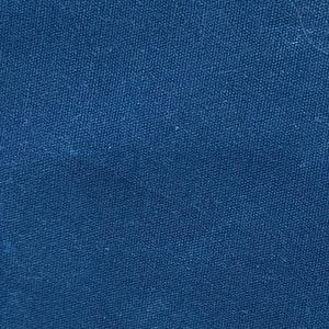 Op de afbeelding: Een effen donkerblauwe stof met een zichtbare geweven textuur. Het materiaal heeft een consistent, dicht weefpatroon over het gehele oppervlak en vertoont een diepe marineblauwe kleur met subtiele lichtvariaties over de textielvezels.