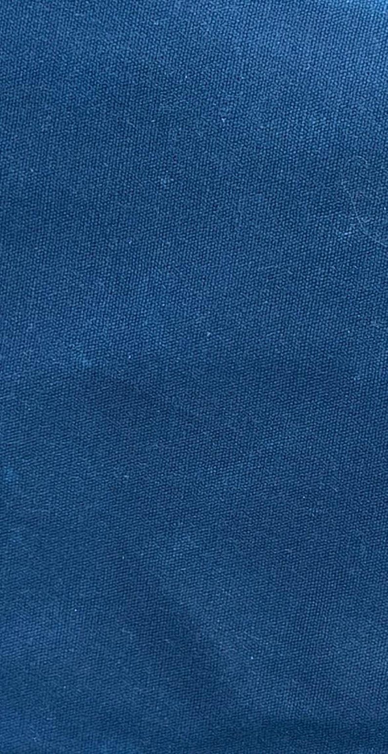 Op de afbeelding: Een effen donkerblauwe stof met een zichtbare geweven textuur. Het materiaal heeft een consistent, dicht weefpatroon over het gehele oppervlak en vertoont een diepe marineblauwe kleur met subtiele lichtvariaties over de textielvezels.