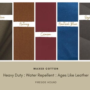 Op de afbeelding: Een kleurenpalet van vijf gewaxte katoenen stofstalen met de labels Olive, Nutmeg, Crimson, Nautical Blue en Oyster. Onder de stalen staat de tekst: WAXED COTTON, Heavy Duty : Water Repellent : Ages Like Leather, FIRESIDE HOUND.
