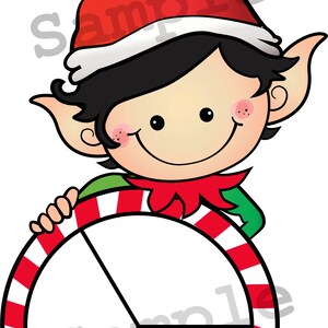 Puede incluir: Un duende de dibujos animados con un gorro rojo con ribete blanco y una camisa verde sostiene un c&iacute;rculo de bast&oacute;n de caramelo rojo y blanco con tres secciones.