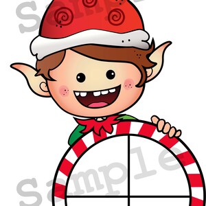 Puede incluir: Un duende de dibujos animados con un gorro rojo y una camisa verde sostiene un c&iacute;rculo de bast&oacute;n de caramelo dividido en cuatro secciones. El c&iacute;rculo es blanco con rayas rojas y blancas.