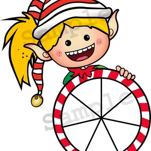 Puede incluir: Un elfo de Navidad con cabello rubio y un gorro a rayas rojo y blanco asoma por detr&aacute;s de una rueda con rayas de caramelo con ocho secciones en blanco.