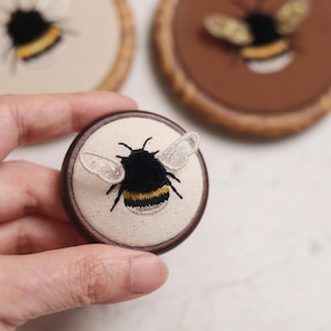 Mini-borduurpakketten hommel: twee versies: 2D en 3D en 2 maten met verschillende lijstopties