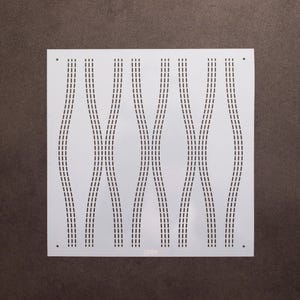 Puede incluir: Hoja de metal blanca con un patrón repetitivo de líneas curvas hechas de pequeños agujeros. La hoja tiene una textura sutil y es ligeramente reflectante.