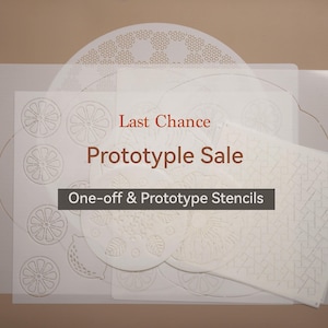 Op de afbeelding: Een verzameling doorschijnende plastic stencils met diverse geometrische, florale en citrusvruchtpatronen. De afbeelding bevat de tekst Last Chance Prototype Sale One-off & Prototype Stencils in bruine en witte letters.