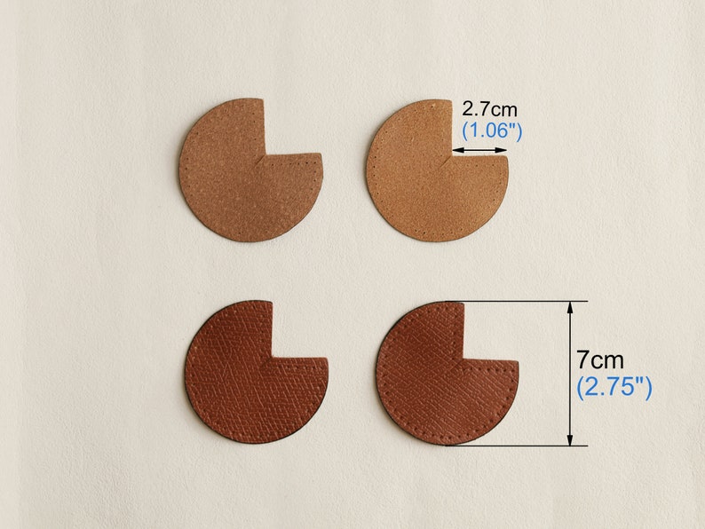 Puede incluir: Cuatro c&iacute;rculos de cuero, dos marrones y dos marr&oacute;n rojizo, cada uno con un cuarto de c&iacute;rculo cortado. Los c&iacute;rculos miden 7 cm de di&aacute;metro y la secci&oacute;n cortada mide 2,7 cm de di&aacute;metro.
