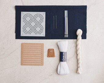 Kit de démarrage Sashiko | Kit de broderie japonaise pour débutants - Aiguilles de fil sashiko, dé à coudre pour tissu, pochoirs et recharges de stylos effaçables à chaud