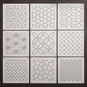 Könnte beinhalten: Neun verschiedene geometrische Musterschablonen, jede auf einem weißen quadratischen Hintergrund. Die Schablonen bestehen aus dünnen, weißen Linien und eignen sich perfekt zum Erstellen von dekorativen Mustern an Wänden, Möbeln oder anderen Oberflächen.