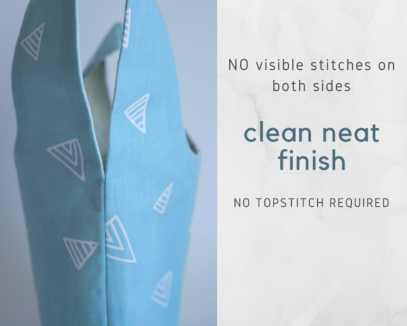 Pu&ograve; includere: Primo piano di un tessuto blu chiaro con un motivo geometrico bianco. Il tessuto &egrave; piegato a met&agrave;, mostrando la finitura pulita e ordinata della cucitura. Il testo "NO visible stitches on both sides clean neat finish NO TOPSTITCH REQUIRED" &egrave; visibile sul lato destro dell'immagine.