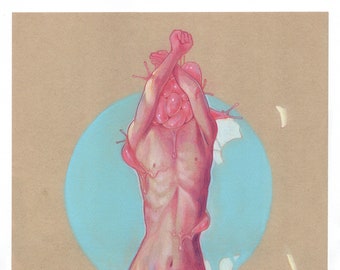 Può includere: Una stampa di studio di figura nuda con tonalità rosa e rosse. La figura è in piedi con le braccia alzate, su un cerchio azzurro. L'opera è intitolata "Untitled Figure Study With Slugs V". Sfondo beige.