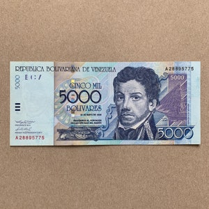 Extrafeine venezolanische 5000 Bolivares-Banknote. Venezuela Währung, Hinweis. Francisco Miranda. Rückseite, Electric Power Damm bei Guri. Papiergeld.