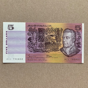 Australische 5 Dollar Banknote. 1980er Australien Währung. Sir Joseph Banks. Caroline Chisholm, Schiff und Frauen. James Cook Papiergeld.
