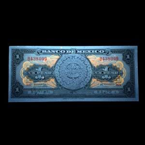 Linda nota mexicana sob luz UV. Um peso de 1970. Papel-moeda do México. Mexicano, Moneda Mexicana. Moeda do calendário asteca, notas.