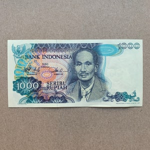 Banconota da 1000 rupie indonesiane del 1980. Valuta dell'Indonesia. Cimeli della cartamoneta. Raden Soetomo, medico, politico ed eroe nazionale.