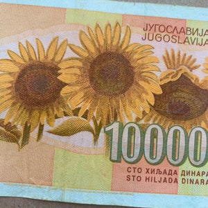 Gebrauchte Jugoslawische 100.000 Dinara Banknote. Jugoslawien Geldschein. Junge Frau. Rückseite, Sonnenblumen. Papiergeld Erinnerungsstücke. Abstrakte Kunst