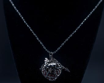 Collar gótico de corazón alado: colgante de corazón de plata de fantasía oscura, joyería de brujas, collar gótico romántico, collar con dijes hecho a mano.