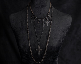 Collier croix gothique recyclé, chaîne en plusieurs couches, Style vintage sombre, bijoux retravaillés, style grunge, fait main, pièce unique en son genre