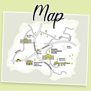 Może przedstawiać: Biały ceramiczny kubek z czarnym uchwytem i napisem "But First, Coffee" czarną, odręczną czcionką. Kubek stoi na białej powierzchni.