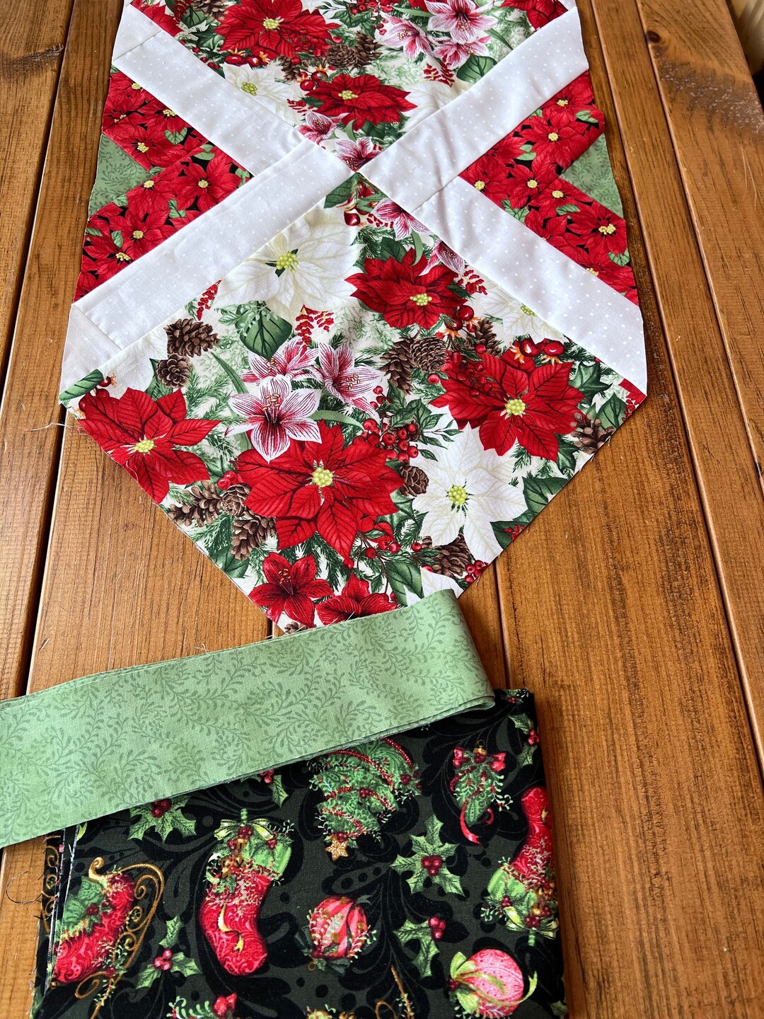 Classic Poinsettia Pre-cut Christmas Table Runner Quilt Kit - Etsy Canada