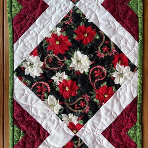 Kits de courtepointe de Noël, chemin de table poinsettia, kits de courtepointe prédécoupés pour débutants, kits de courtepointe chemin de table de Noël de QuiltieSisterS image 10