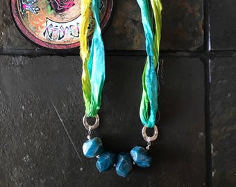Recycling-Sari-Band, blauer Jaspis, einzigartigen Schmuck, Halsketten