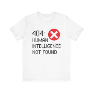 Puede incluir: Camiseta blanca con un gráfico negro y rojo que dice "404: HUMAN INTELLIGENCE NOT FOUND" con una X roja sobre el 4.