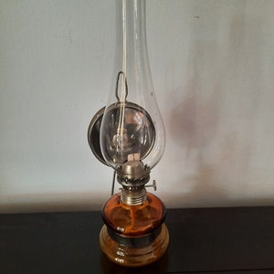 Candeeiro a óleo, vintage, decorativo - base em vidro laranja, suporte em metal com espelho e chaminé em vidro com queimador. década de 1980. Altura 35 cm. 13,7&quot;.